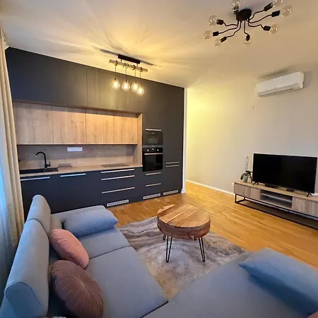 Panoramic In Center With Private Parking Garage Apartment *