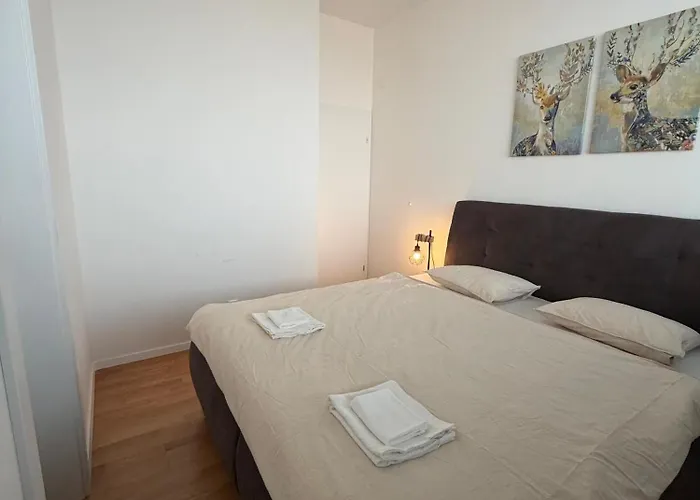 Panoramic In Center With Private Parking Garage Apartment *