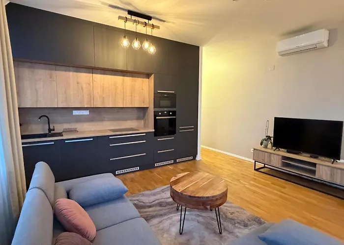 Panoramic In Center With Private Parking Garage דירה *